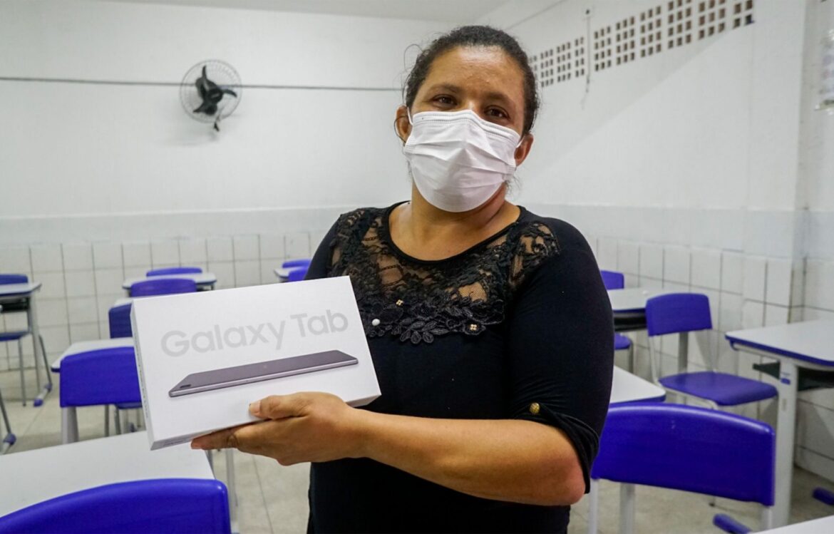Alunos da Rede Municipal de Paulista recebem tablets com a plataforma Conecta Legal