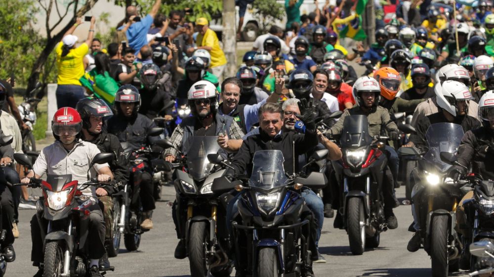 Bolsonaro, Gilson e Anderson são ovacionados por multidão em motociata no Recife