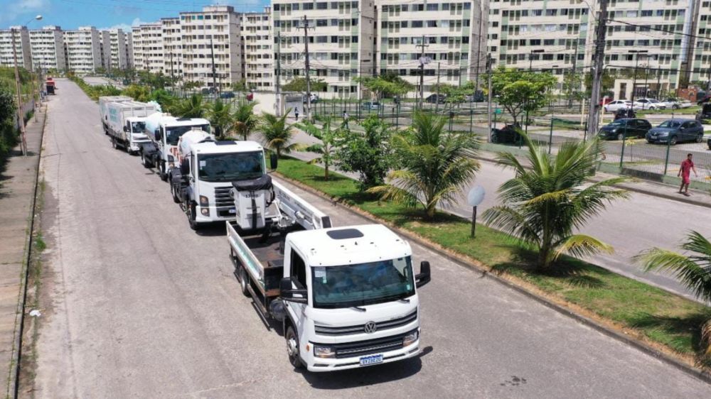 Prefeita do Ipojuca, Célia Sales, entrega veículos de serviços à população