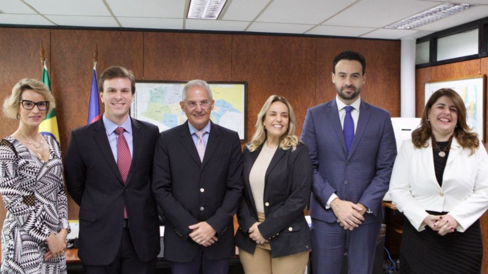 Após registrar candidatura, Miguel Coelho visita presidente do TRE-PE