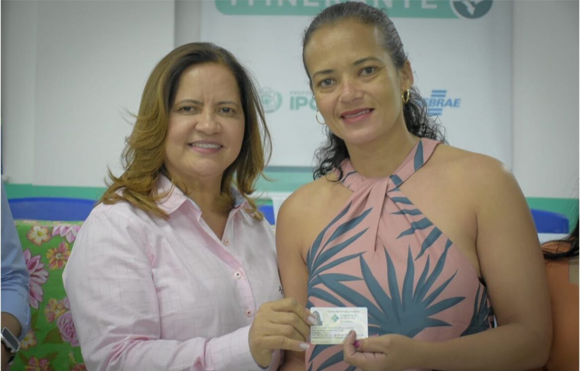 Prefeita do Ipojuca, Célia Sales, entrega carteira nacional de artesãos