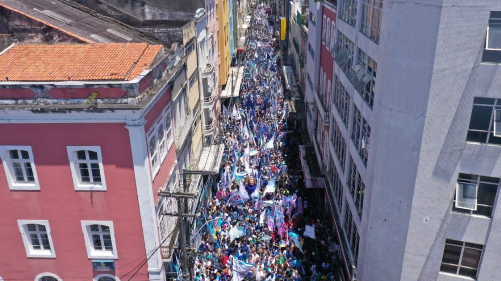 Miguel arrasta multidão em caminhada pelo Centro do Recife