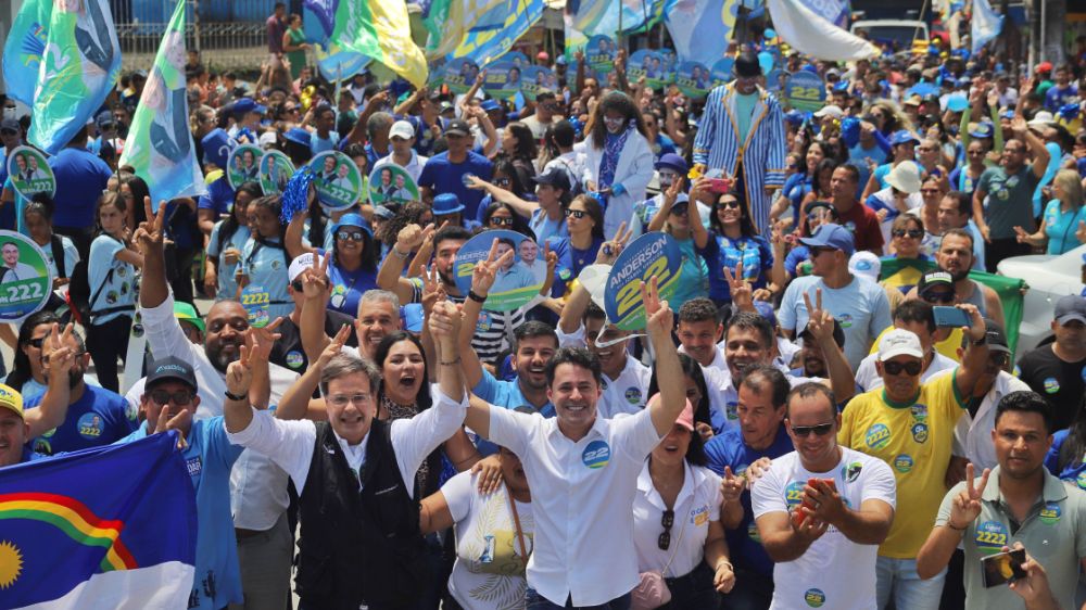 Anderson e Gilson lideram onda azul, verde e amarela em grande caminhada no Cabo