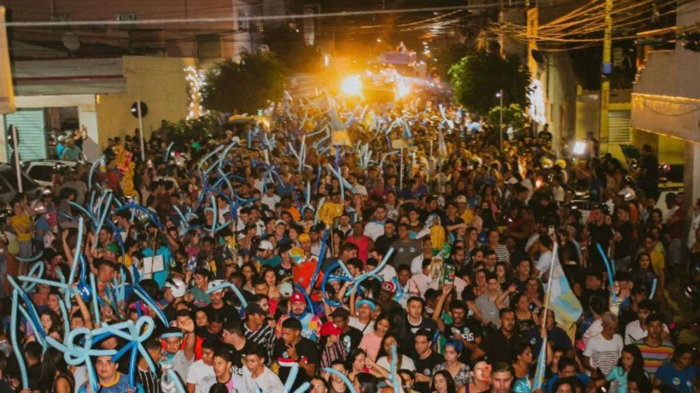 Miguel Coelho e Alessandra Vieira arrastam multidão em Santa Cruz do Capibaribe