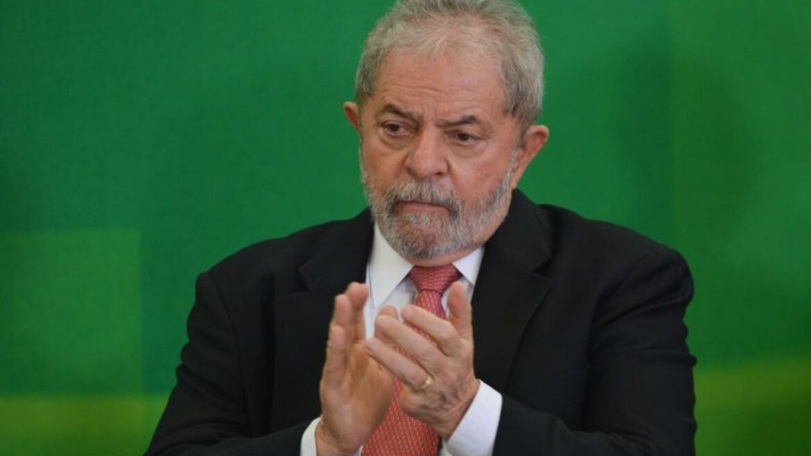 Lula diz que quer Auxílio Brasil reestruturado nos moldes do antigo Bolsa Família