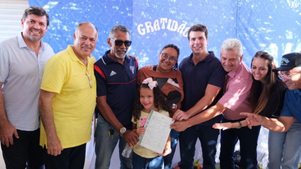Antonio Coelho comemora entrega de títulos definitivos a famílias de Dormentes e Lagoa Grande