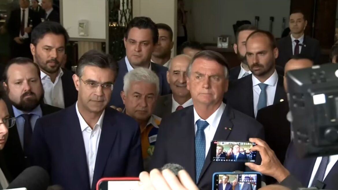 Governador de São Paulo declara apoio a Bolsonaro no segundo turno