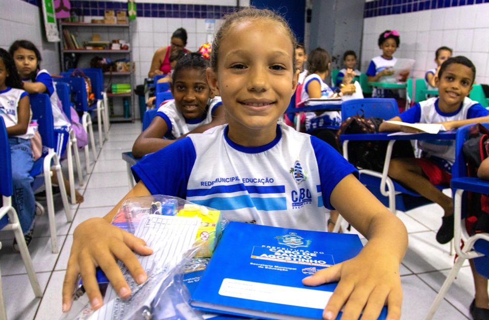 Prefeitura do Cabo inicia entrega dos kits escolares para alunos da rede municipal de ensino