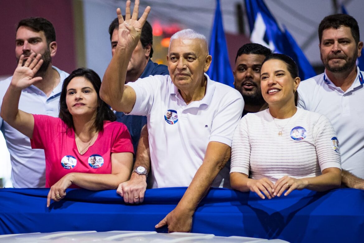 Ramos, Raquel e Priscila arrastam multidão com a Onda Azul no bairro de Maranguape II