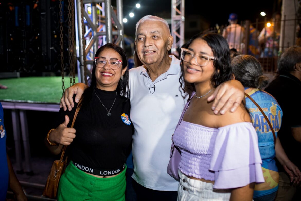 Mulheres da campanha de Ramos fazem panfletagem no Centro do Paulista