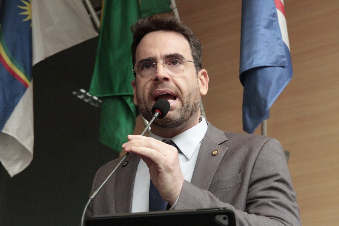 EDUARDO MOURA CRITICA INTERFERÊNCIA DO EXECUTIVO NA VOTAÇÃO DA LOA. DURANTE LIVE, VEREADOR RECEBE APOIO DO GOVERNADOR DE MINAS, ROMEU ZEMA