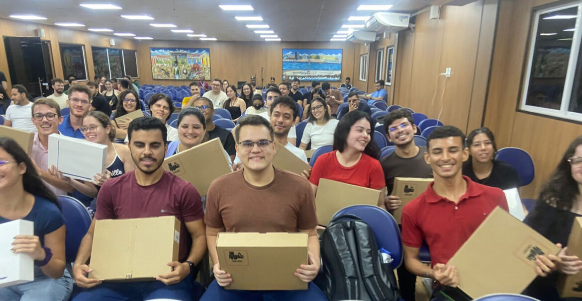 ALUNOS DA FACULDADE DE MEDICINA DE OLINDA RECEBEM MAIS 300 MACBOOKS