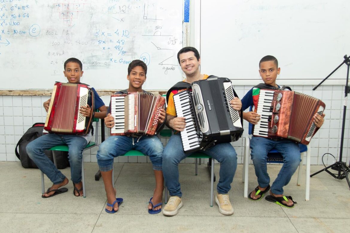 Festival Sol Forró leva oficinas gratuitas de sanfona, percussão e cordel para estudantes do Cabo de Santo Agostinho