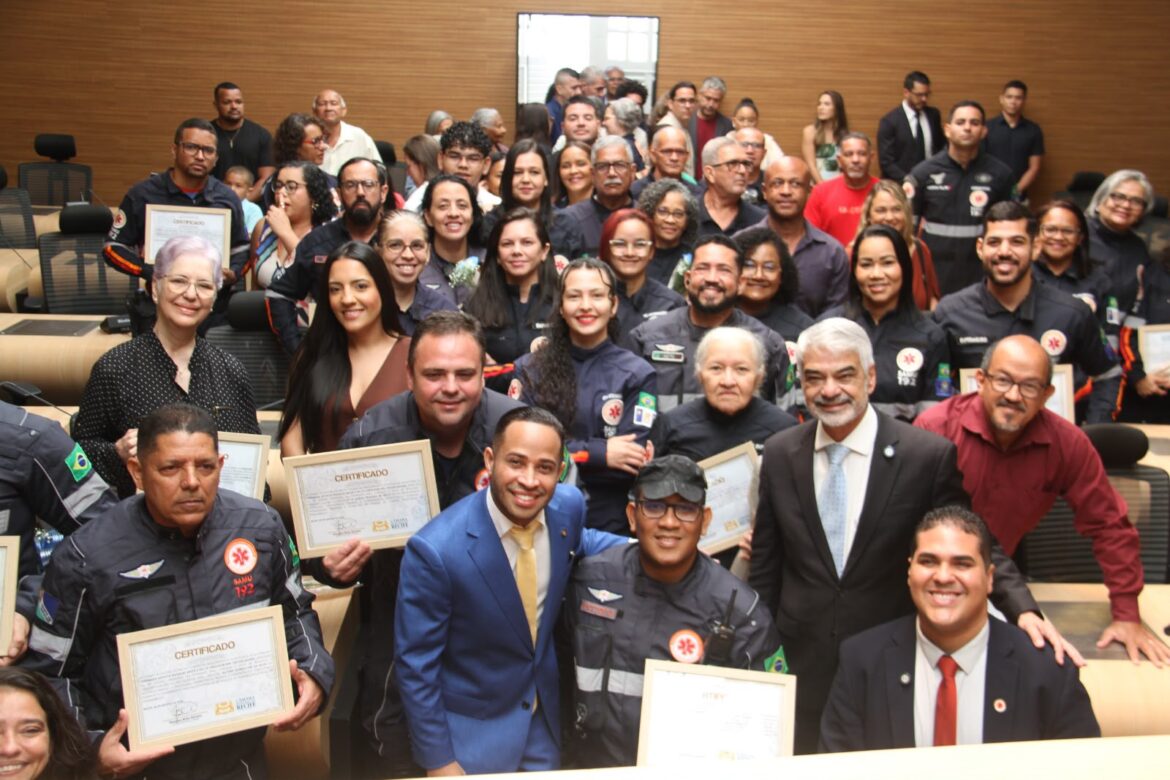 Vereador Douglas Brito homenageia profissionais do Samu Recife em Sessão Solene na Câmara Municipal